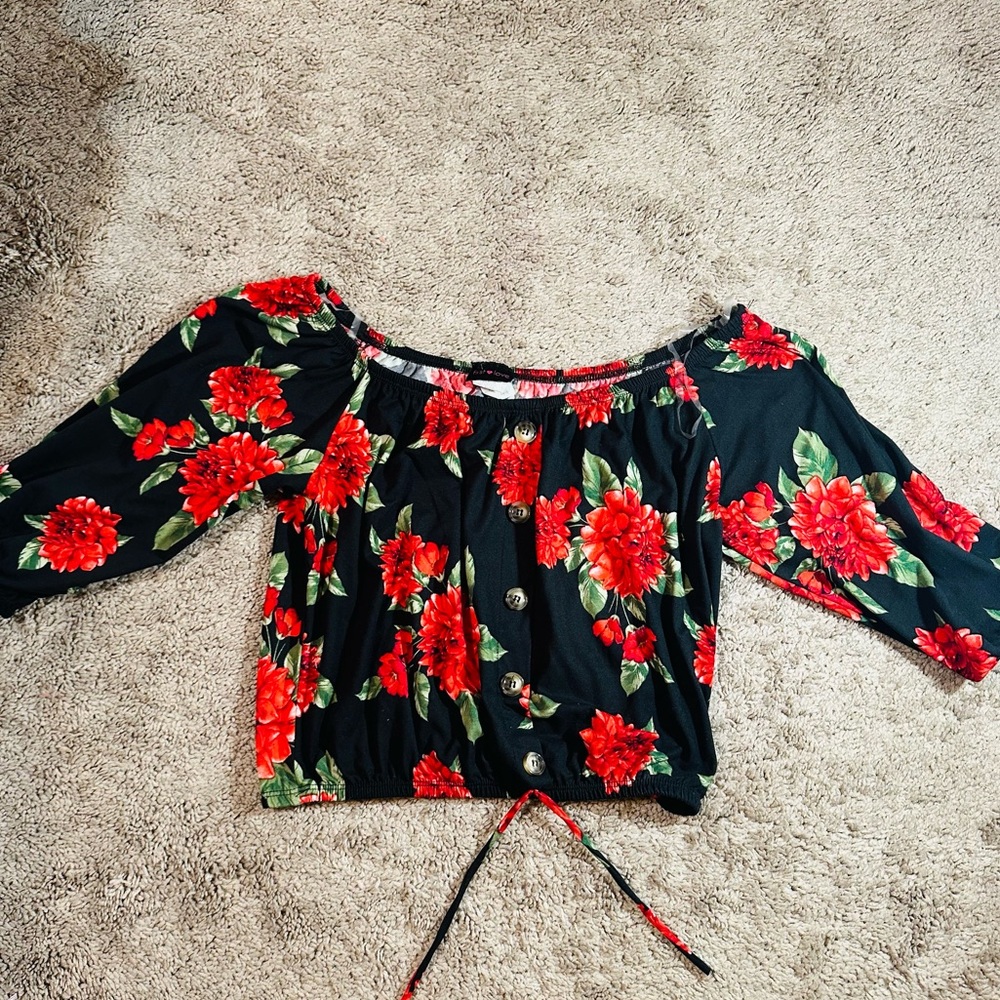 NWOT black floral top 😍